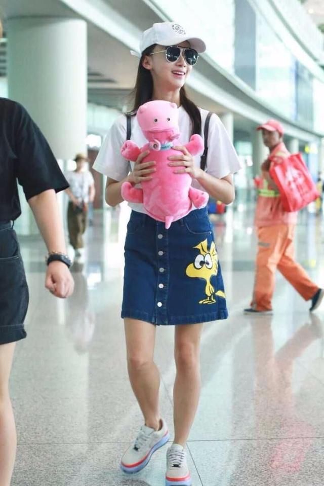 吴谨言的穿搭简直是简约派的代表，不仅随性休闲，时尚感也爆棚！