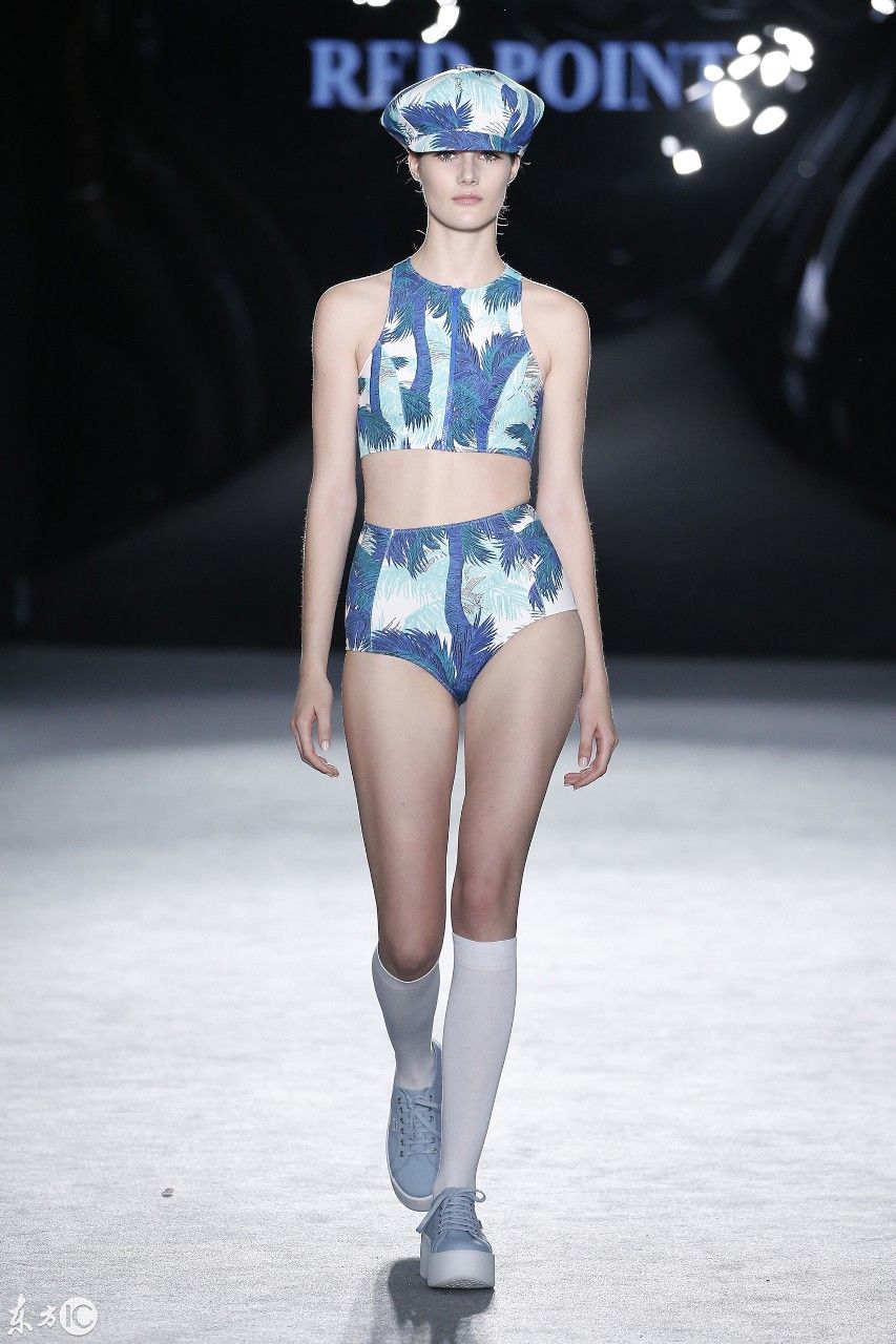 模特在巴塞罗那时装周展示时装，网友:姣好身材不愧为模特!