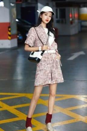 孙怡裙子穿的也太短了，都短到只能遮住大腿根了，网友：这腿我服