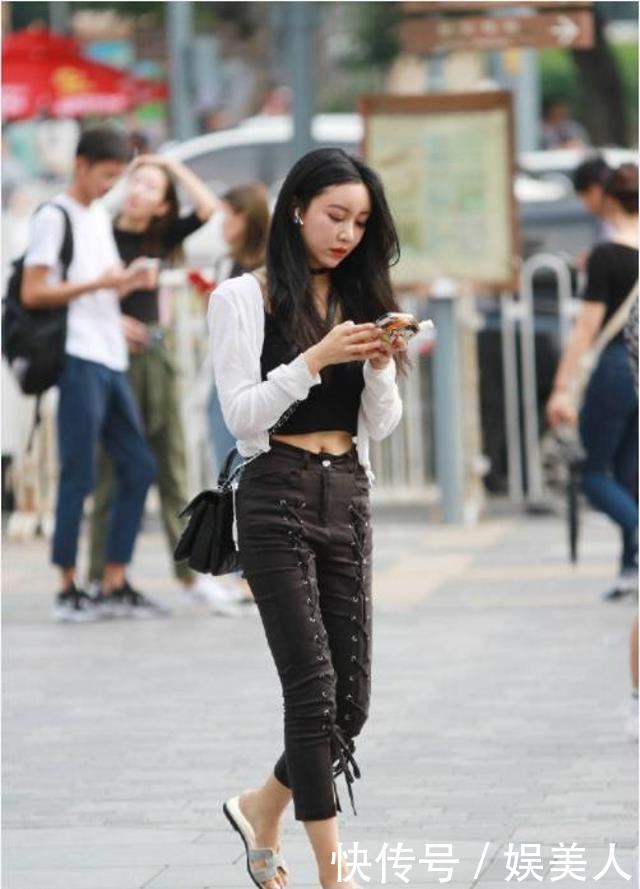 『漂亮』路人街拍,靓女漂亮有魅力,搭配一双高跟凉拖鞋,性感撩人