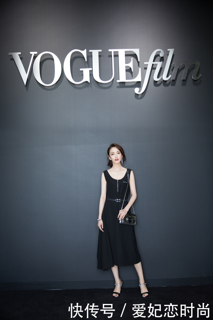 佟丽娅总算穿对了！白色开叉裙配尖头高跟，显优雅又大气！