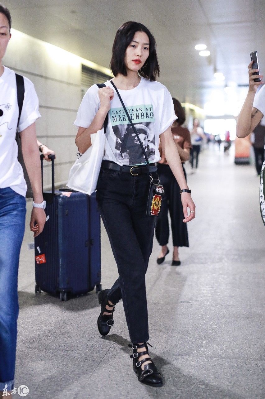 刘雯现身机场大长腿惹人羡慕 网友:不知谁有福气能把她娶回家