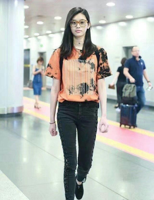 奚梦瑶一摔成名，如今竟敢机场秀内衣，网友：脑子摔坏了吧！