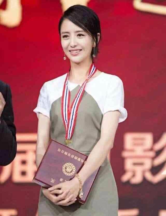 发型师对佟丽娅太好了，新接长发，不要太美!