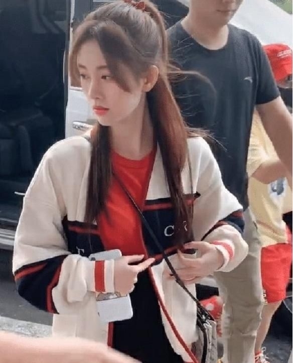  「女明星」鞠婧祎刚下车就被抓拍？当离开10级美颜之后，才知道啥叫女明星