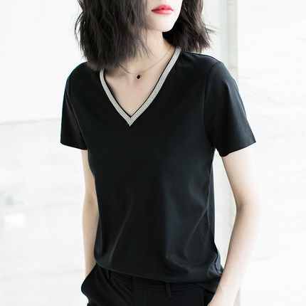 70后女人别穿的花里胡哨的，土气!穿简约款短袖，越简单越洋气