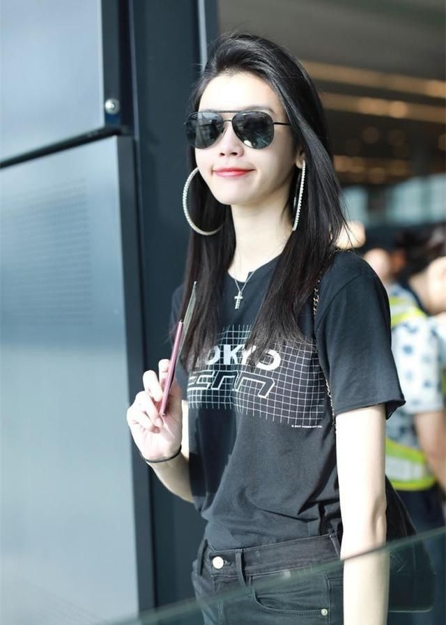 奚梦瑶6月底狂刷机场街拍,蜂腰、长腿超模也是性感姑娘