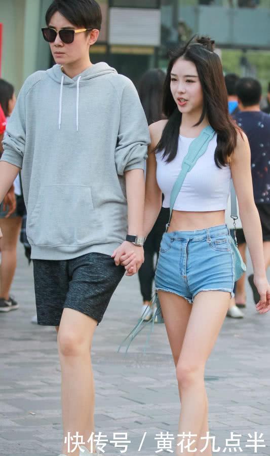 展现|清纯小姐姐与男友逛街, 牛仔短裤大秀筷子腿, 身上的一点伤痕让人看了心痛