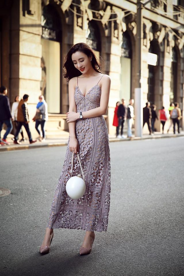 街拍：穿着很简单迷人的小姐姐，很有夏天的味道！