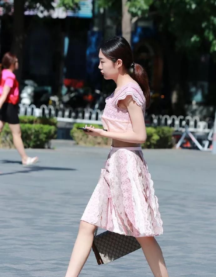  『美女』一袭黄色连衣裙,尽显优雅气质,让美女看起来年轻十岁