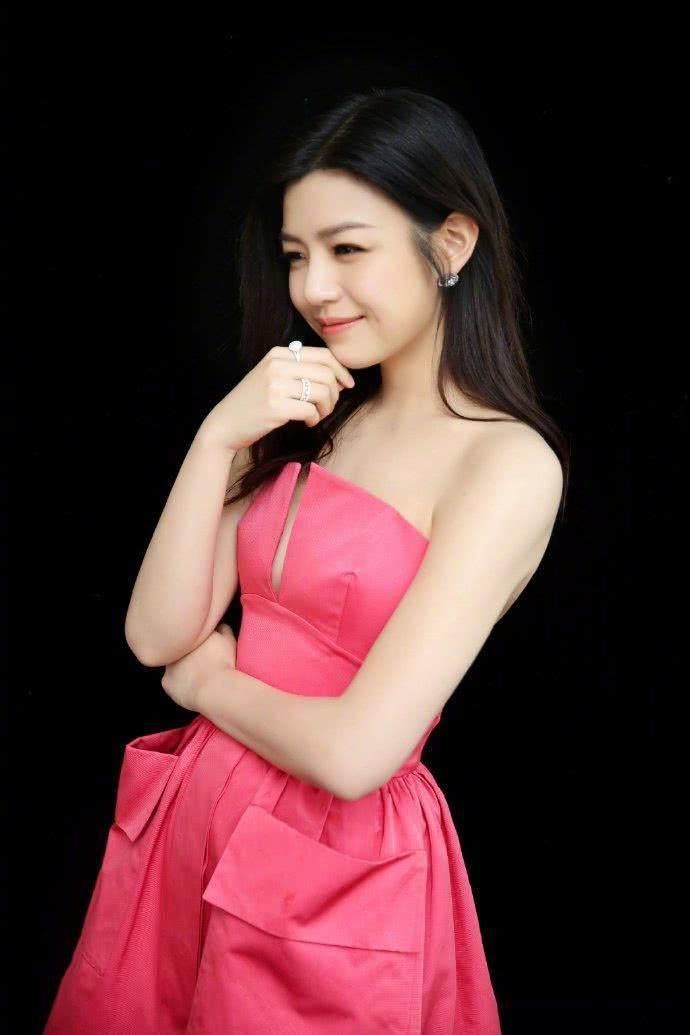 看过舒淇穿小粉裙的万种风情，再看看陈妍希，谁真的惊艳一目了然