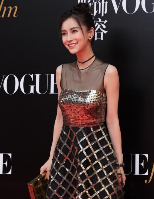 Angelababy 身穿长裙秀曼妙曲线，越来越有女人味！