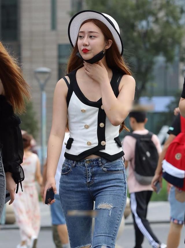 高清街拍：包臀裙美女，一双白皙的美腿让人应接不暇，凌乱的美感