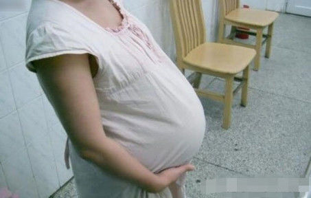 18岁少女替富豪代孕，家人痛骂其不要脸，真相让家人给她下跪道歉