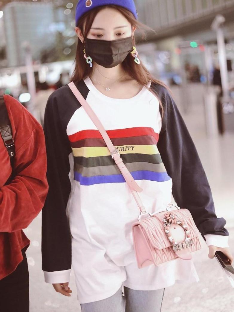 杨超越终于不把上衣当裙穿, 塞到牛仔裤里, 才更显腿长!