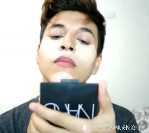 看腻女生化妆，帅气小哥化妆手法非常独特，妆后一定不会让你失望