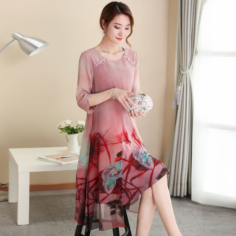 难怪老婆打底裤都扔掉，穿这今年主流这样的裙子，令男人神魂颠倒