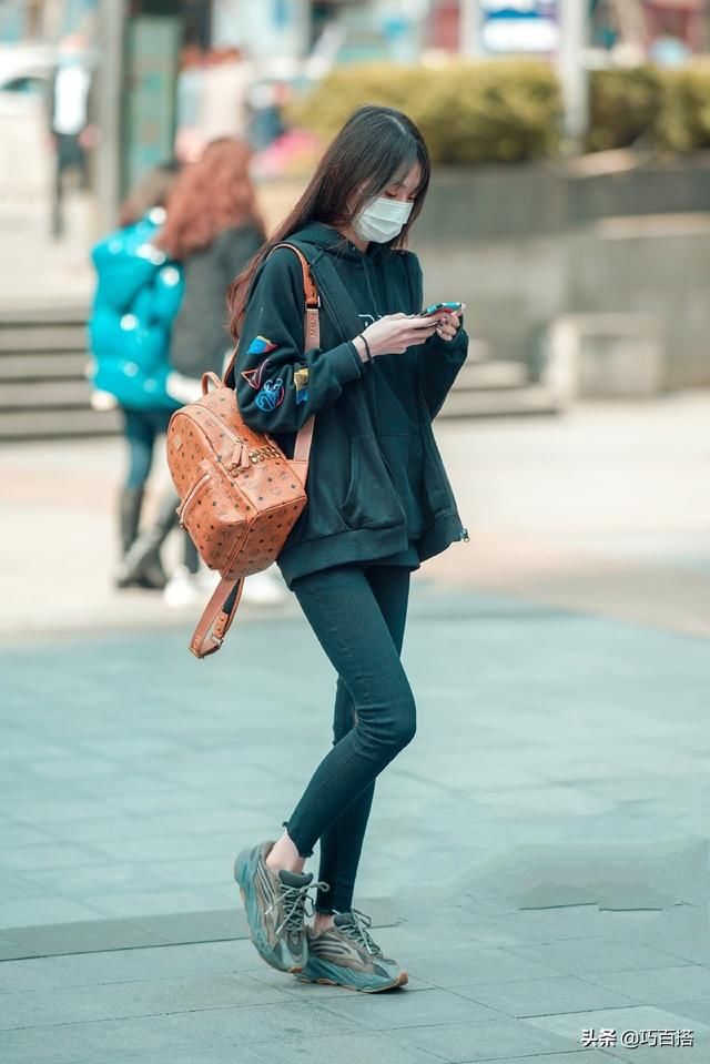  #小姐姐#省时又省钱的穿搭来喽!一条小黑裤穿出N种风格，拯救不会搭配的你