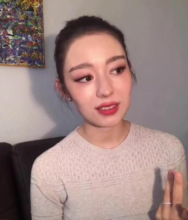 「欧美」吉娜直播间彩妆全过程,唇膏厚涂欧美风格显著,眼周妆面仍然是浓妆艳抹