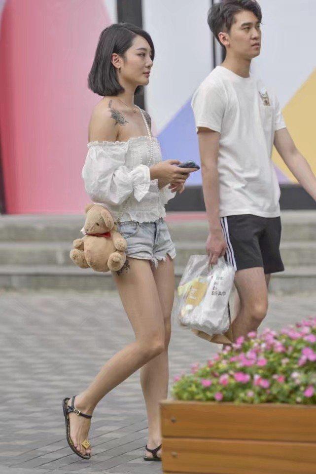 街拍：穿白色性感一字肩裹胸的短发小姐姐，干练的气质很迷人