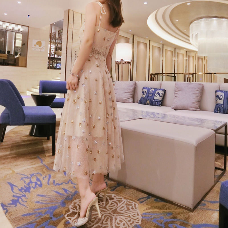 女人30岁去海边，别穿比基尼了!看下面女人的沙滩裙，年轻显嫩