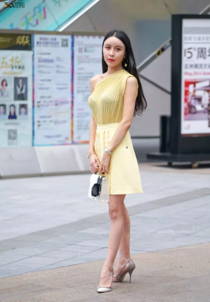 街拍黄色连衣裙的高跟鞋漂亮小姐姐美