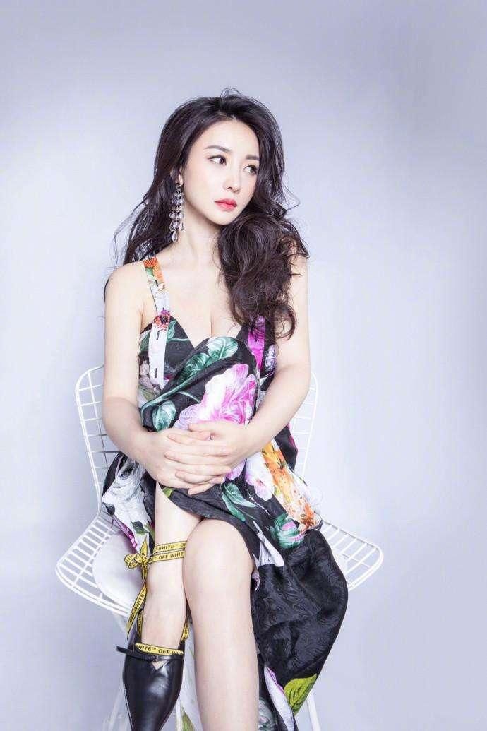 柳岩终于不再露肉了，穿T恤玩下衣消失秀腿，网友:清纯到认不出