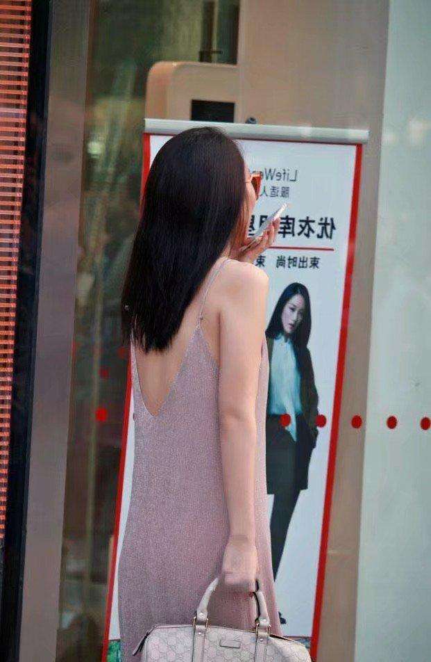 街拍: 吊带裙的魅力一般人很难阻挡, 网友: 平板身材也很有视觉冲