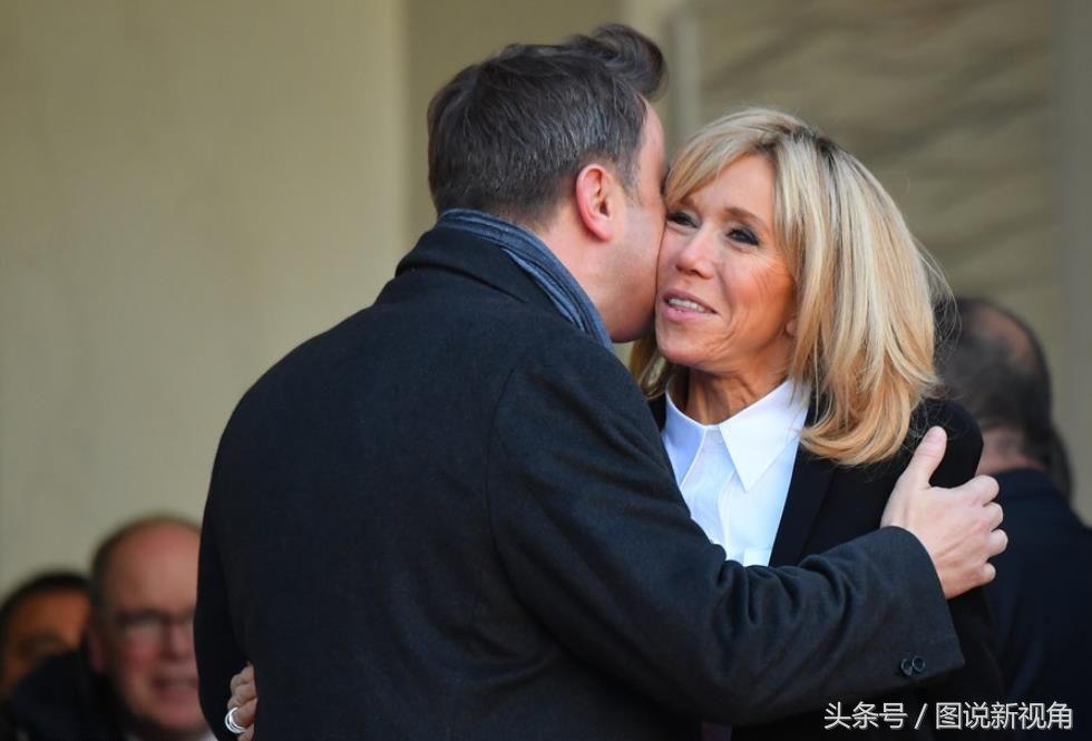 64岁的法第一夫人:穿搭得体行为端庄，网友:这也是马克龙的福分