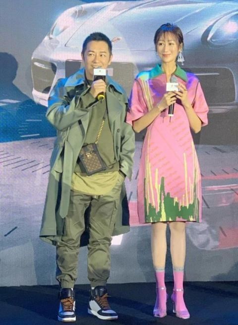 陈浩民:套高跟鞋,这腿我不敢想象,陈浩民老婆首次把死亡芭比粉袜穿脚上