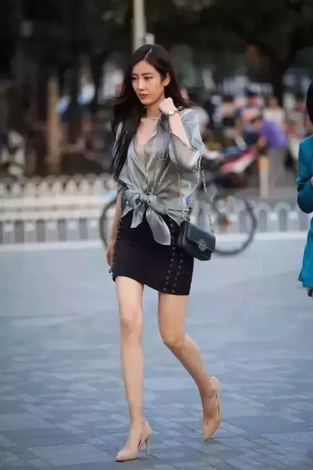 东莞街拍 美女很有气质 穿着露肩吊带短裤 一双白白长腿让人羡慕