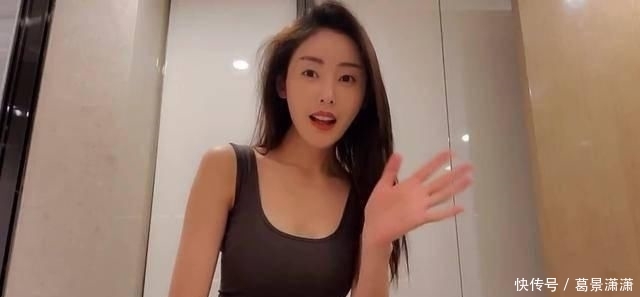 「打通」何炅宅家打通厨艺任督二脉 ,做泡面饼获赞,明星在家也这么会穿