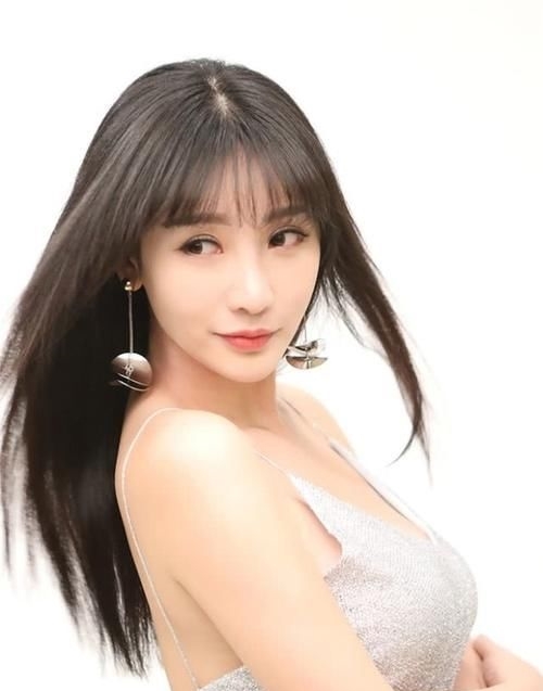 『美人鱼』有一种女神叫柳岩,当换上“美人鱼”礼服后,连摄影师也多拍几张