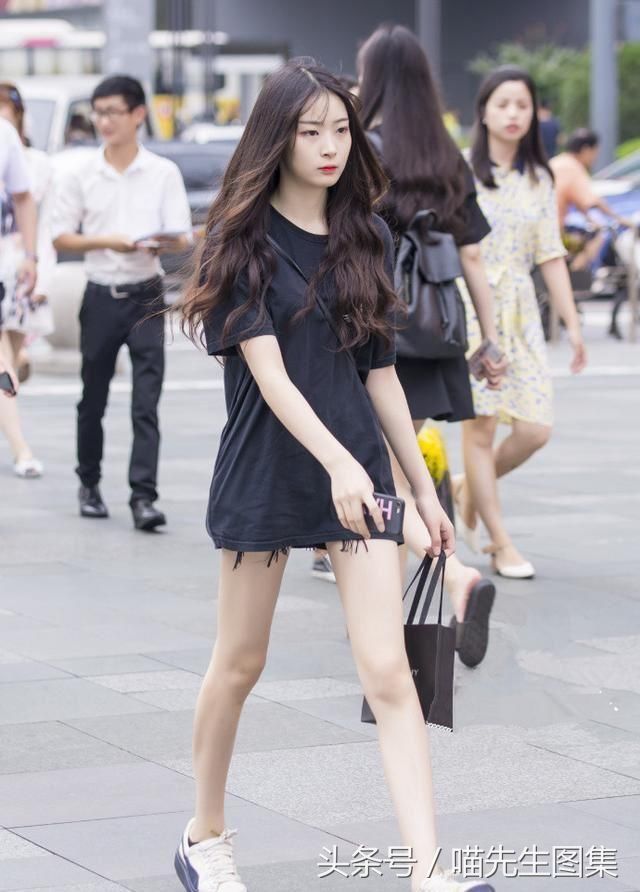 潮流街拍:端庄的女人穿搭，看似简单大方得体，又不失优雅气质