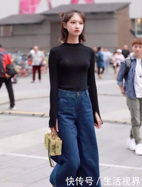  『气质』街拍气质清新的美女，一件黑色上衣配牛仔阔腿裤，气质唯美身姿