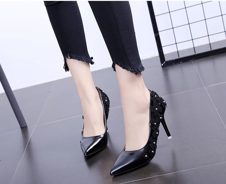 用黑色的花朵的美丽搭配尖头高跟鞋的性感，更显女性的魅力