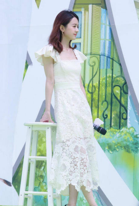 赵丽颖穿白裙超仙，却不知从哪刮来阵“妖风”，惊现眯眯眼好萌！