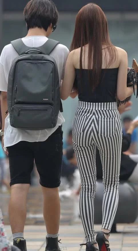 丰满条纹紧身裤的小姐姐，低胸吊带尽显妩媚好身材，真是迷人的小