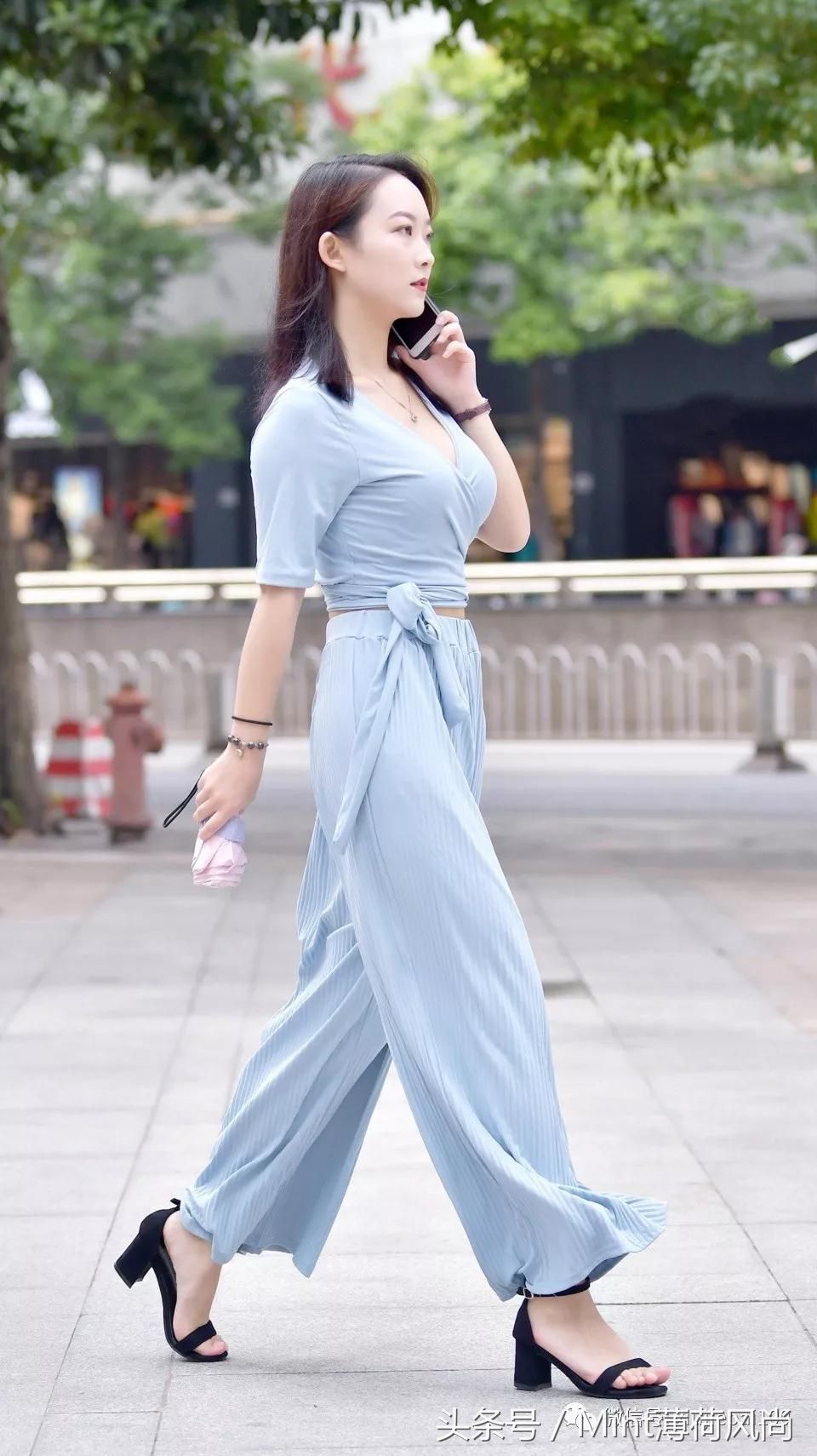 成都街拍:浅绿色套装+黑色高跟凉鞋,温婉秀气