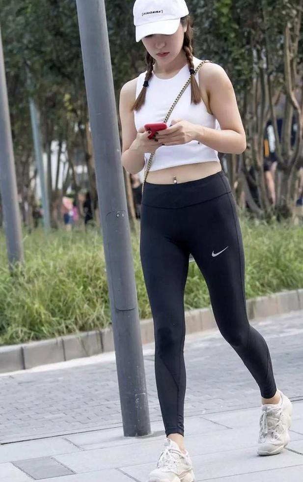 街拍：美女穿紧身运动裤，真的不要太迷人