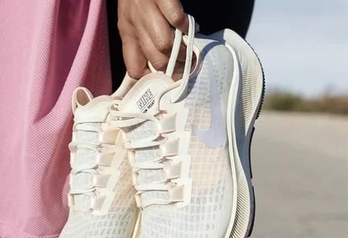  [最新]加厚 Zoom＋全掌 React！Nike 最新“飞马跑鞋”太顶了！