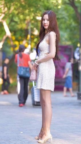 身材微胖的小姐姐穿着时尚又清纯，身上的纹身，好看