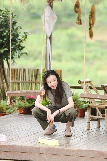 倪妮baby齐上《向往的生活》，隔壁校花的造型谁更能驾驭？