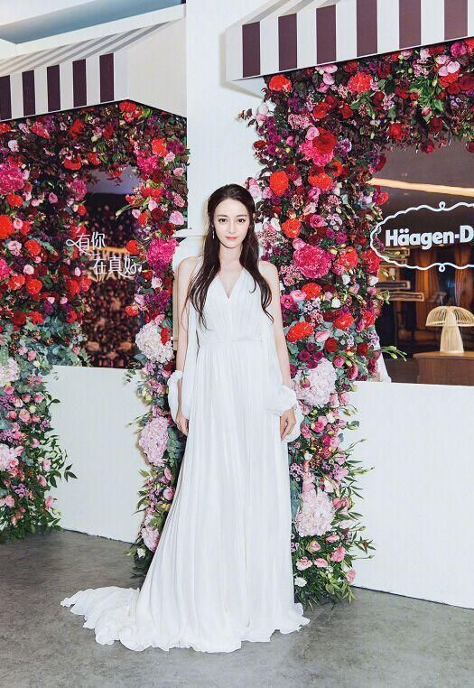 看了baby的小白裙，再看看热巴，才知道身材和气质哪个更重要!