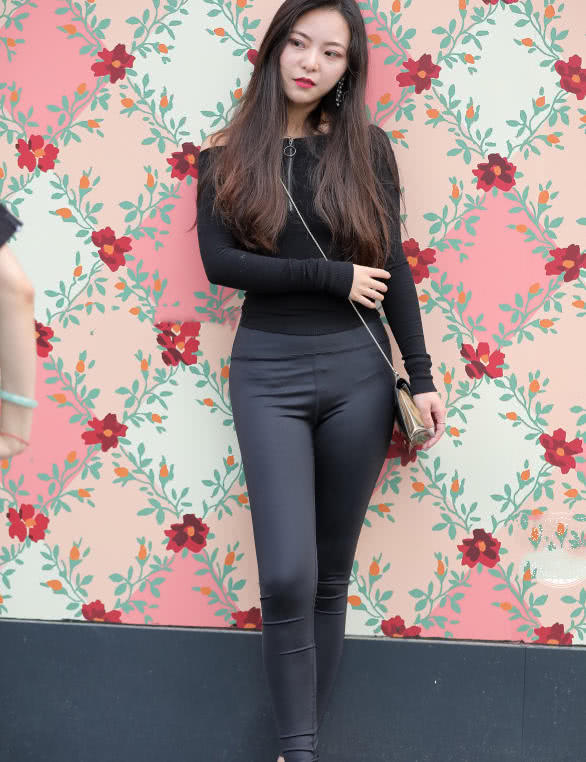 气质小姐姐黑色弹力裤到处都是勒痕,高颜值怎么拍都是美