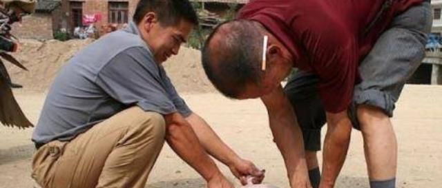  「猪崽」农村走街串巷劁猪的行业消失了，那现在养猪都怎么做？