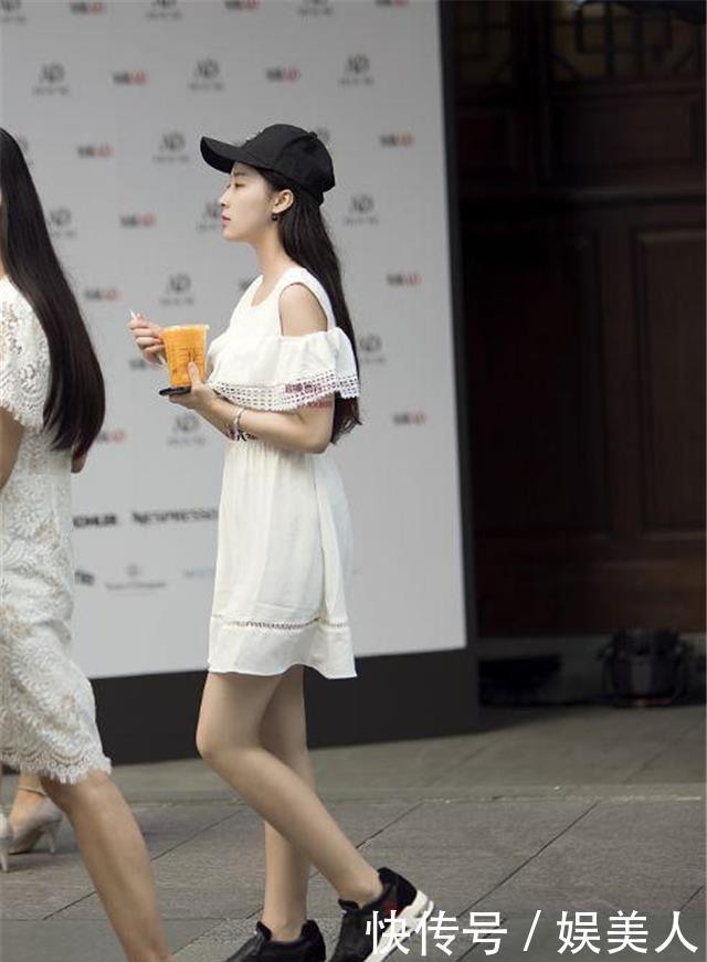  『美女小姐姐』路人街拍，小姐姐气质怡人，穿米色的高领小衫，更显身材
