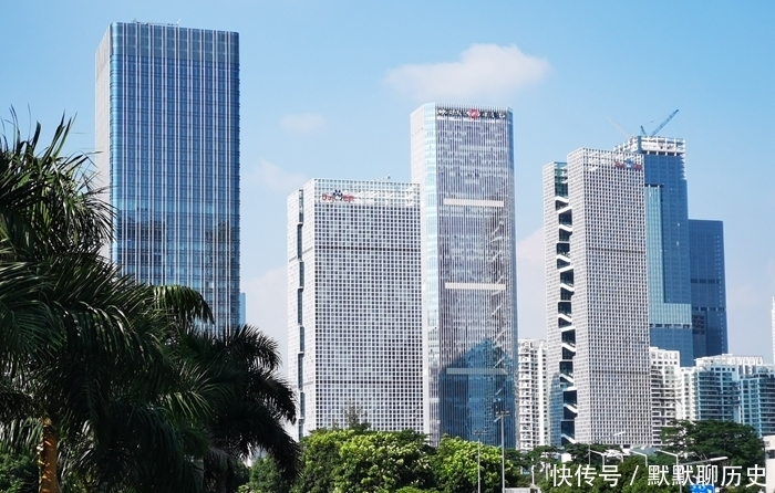 实拍广东经济实力第一区深圳南山区城市风光,高楼林立天际线壮观