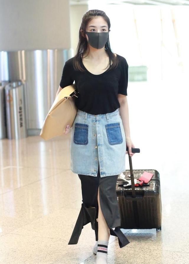 张含韵的时尚真难懂，不仅穿破裙子走机场，还在长裙外面套短裙！