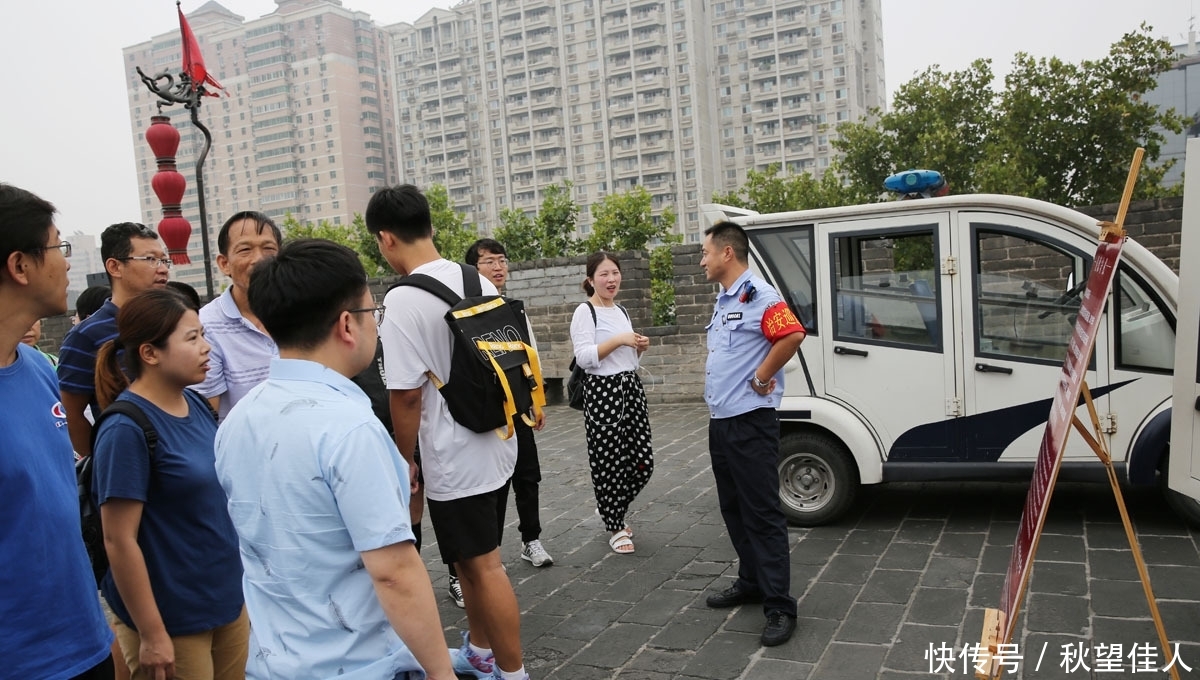 游西安城墙游客被一道铁栅栏挡住，有游客质问购票时为何不告知